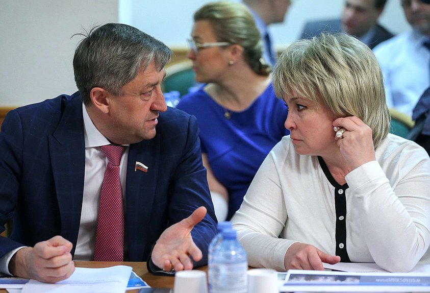 Член Комитета по бюджету и налогам Александр Носов и заместитель Председателя Комитета по контролю и Регламенту Ирина Марьяш