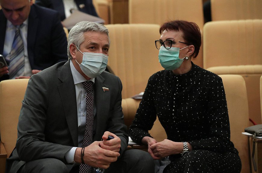 Первый заместитель Председателя Комитета по охране здоровья Леонид Огуль и член Комитета по обороне Татьяна Кусайко