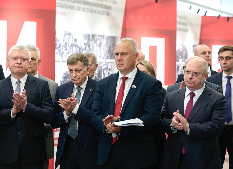 Председатель Комитета по безопасности и противодействию коррупции Василий Пискарев, член Комитета по финансовому рынку Вячеслав Макаров, Председатель Комитета по делам национальностей Владимир Иванов и Председатель Комитета по вопросам собственности, земельным и имущественным отношениям Сергей Гаврилов