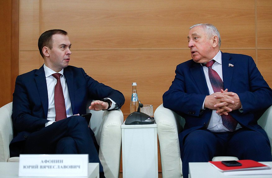Первый заместитель Председателя Комитета по безопасности и противодействию коррупции Юрий Афонин и Председатель Комитета по развитию Дальнего Востока и Арктики Николай Харитонов