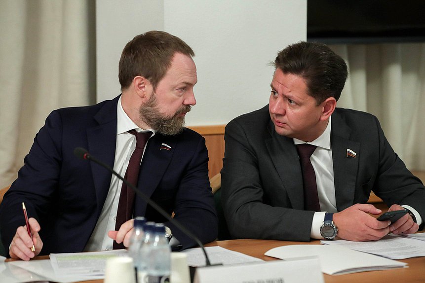 Члены Комитета по строительству и жилищно-коммунальному хозяйству Сергей Колунов и Илья Вольфсон