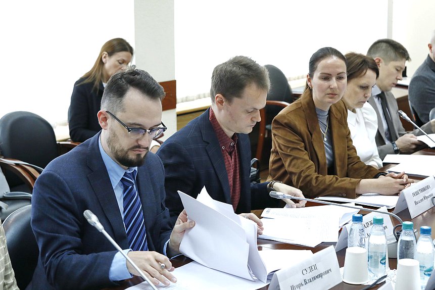 Совещание Комитета по строительству и ЖКХ с представителями министерств и ведомств о проекте федерального закона «О деятельности в сфере оказания услуг по операциям с недвижимостью»