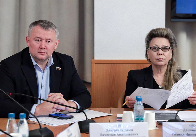 Член Комитета по молодежной политике Вячеслав Дамдинцурунов и член Комитета по бюджету и налогам Галина Данчикова