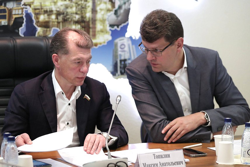 Председатель Комитета по экономической политике Максим Топилин и Первый заместитель Председателя Комитета Денис Кравченко