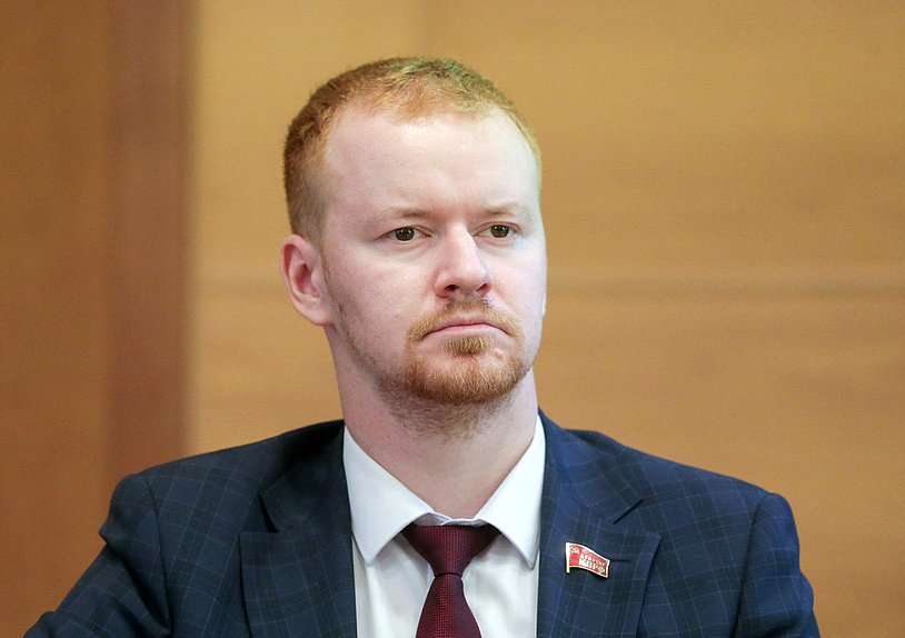 Член Комитета по федеративному устройству и вопросам местного самоуправления Денис Парфенов