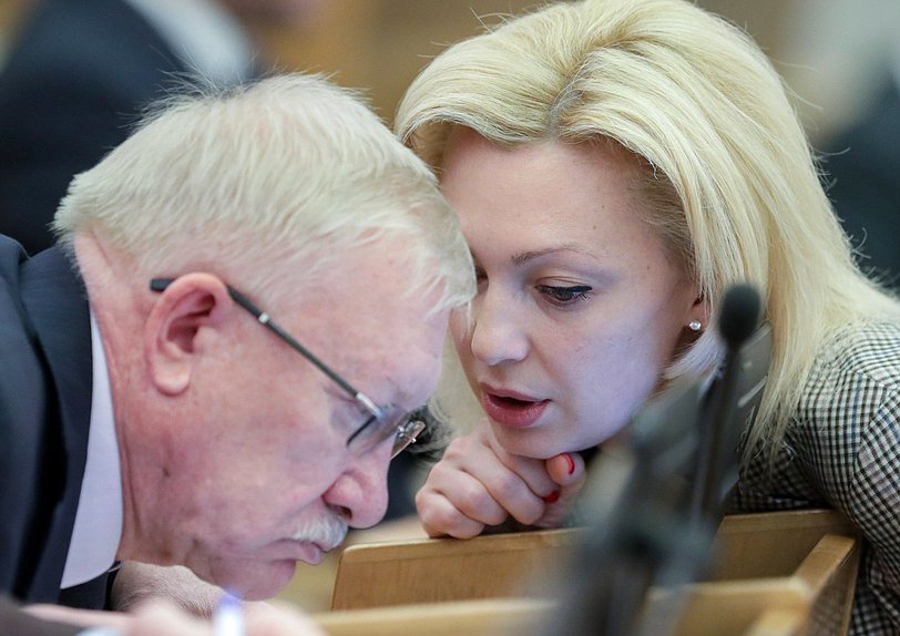 Председатель Комитета по контролю Олег Морозов и Председатель Комитета по развитию гражданского общества, вопросам общественных и религиозных объединений Ольга Тимофеева