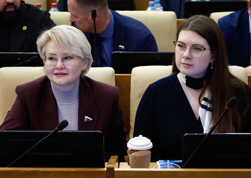 Член Комитета по просвещению Эльвира Аиткулова и заместитель Председателя Комитета по развитию гражданского общества, вопросам общественных и религиозных объединений Ольга Занко