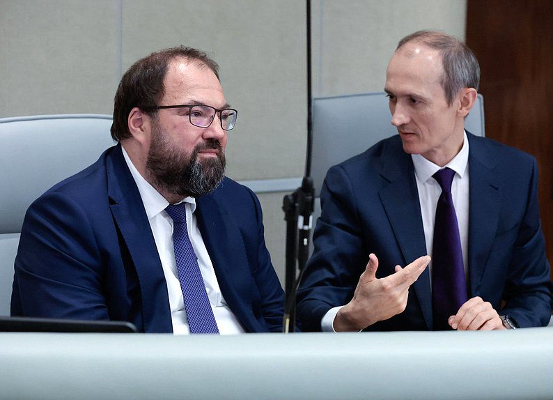Министр цифрового развития, связи и массовых коммуникаций РФ Максут Шадаев и заместитель Председателя Правительства — руководитель Аппарата Правительства РФ Дмитрий Григоренко
