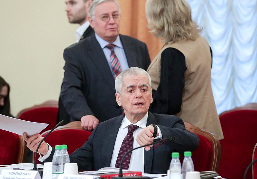 Первый заместитель Председателя Комитета по образованию и науке Геннадий Онищенко
