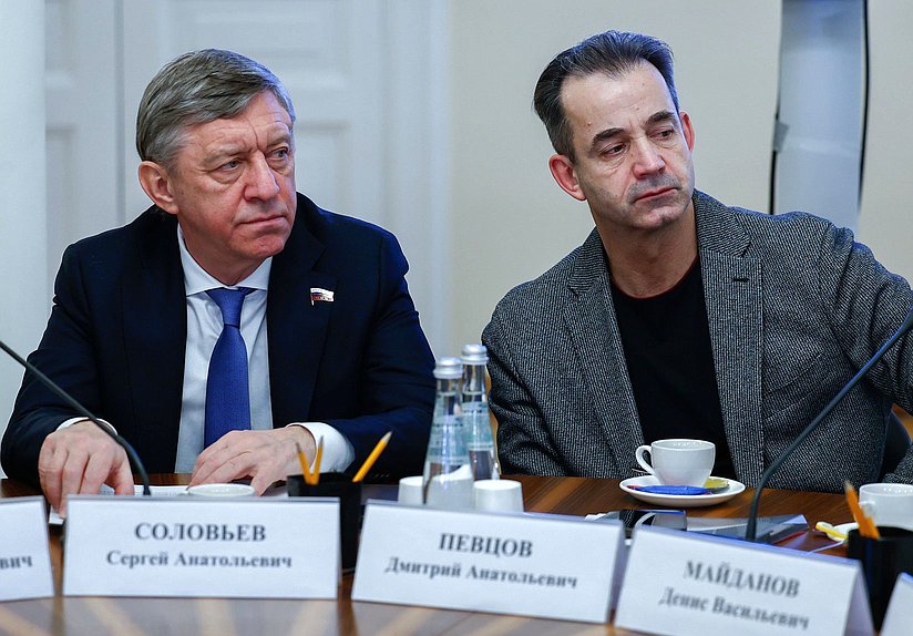 Член Комитета по культуре Сергей Соловьев и Первый заместитель Председателя Комитета Дмитрий Певцов