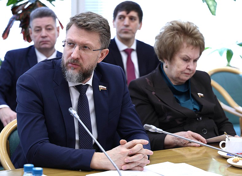 Член Комитета по развитию Дальнего Востока и Арктики Дмитрий Погорелый и заместитель Председателя Комитета Валентина Пивненко