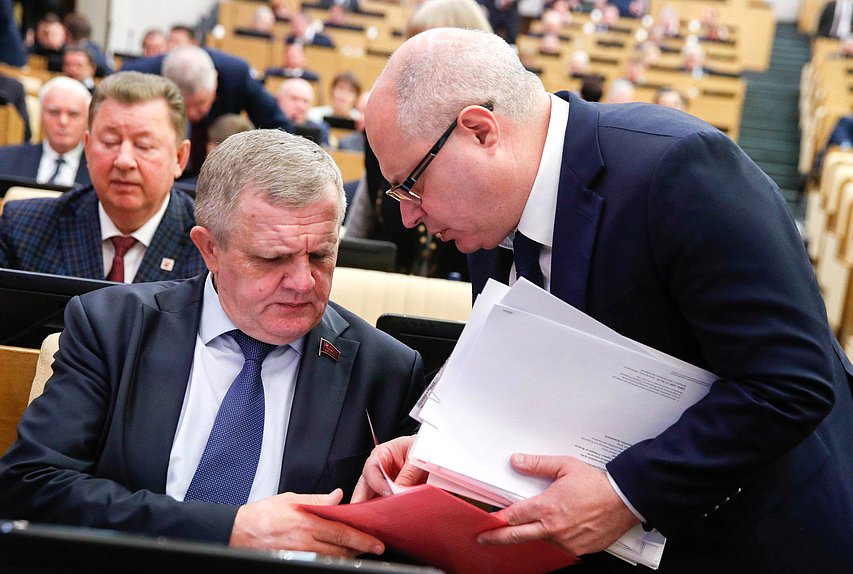 Первый заместитель Председателя Комитета по труду, социальной политике и делам ветеранов Николай Коломейцев и Председатель Комитета по вопросам собственности, земельным и имущественным отношениям Сергей Гаврилов