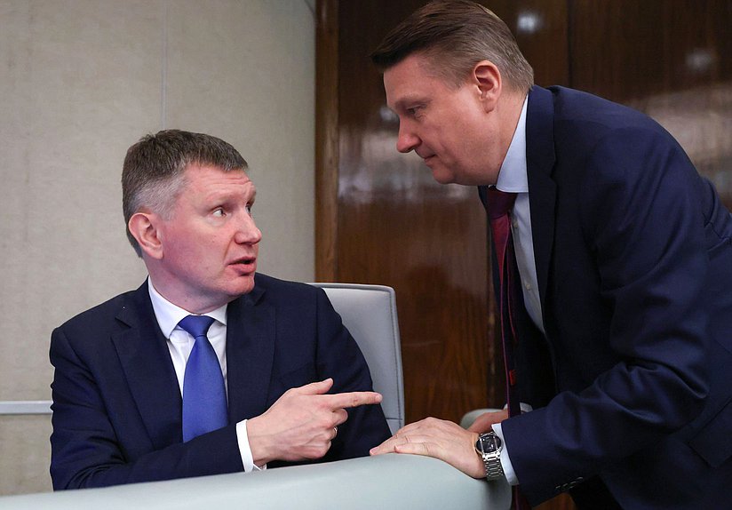 Министр экономического развития РФ Максим Решетников и Полномочный представитель Правительства РФ в Государственной Думе Александр Синенко