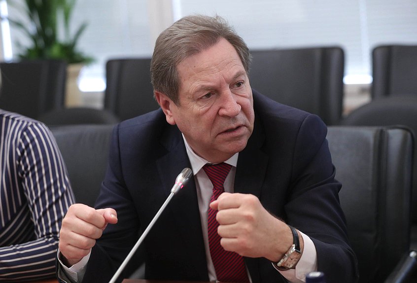 Член Комитета по науке и высшему образованию Михаил Кузьмин