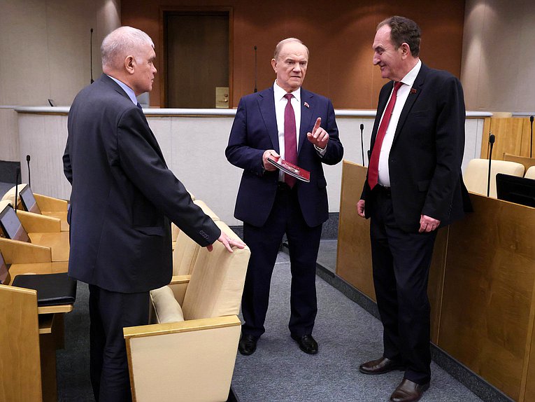 Руководитель фракции КПРФ Геннадий Зюганов и член Комитета по аграрным вопросам Николай Васильев