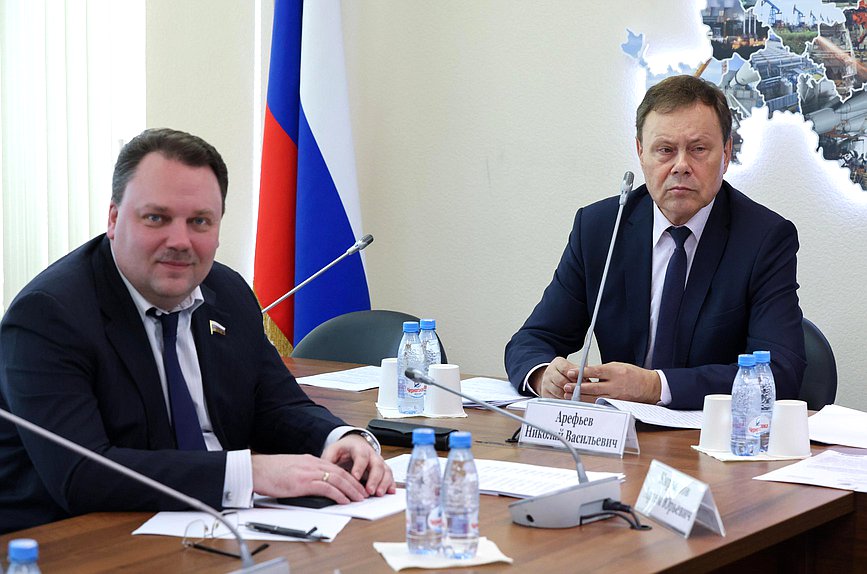 Заместитель Председателя Комитета по экономической политике Артем Кирьянов и Первый заместитель Председателя Комитета Николай Арефьев