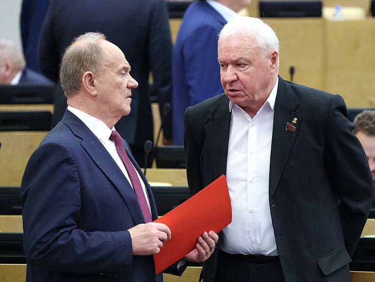 Руководитель фракции КПРФ Геннадий Зюганов и член Комитета по обороне Виктор Соболев