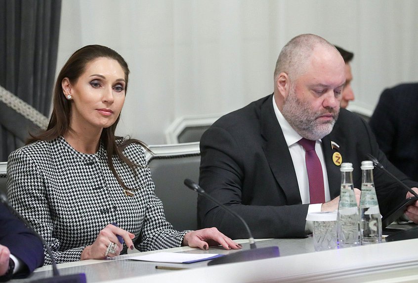La miembro del Comité de Asuntos Internacionales, Roza Chemeris y el Jefe del Comité de desarrollo del Lejano Oriente y el Ártico de la Duma Estatal, Nikolay Novichkov