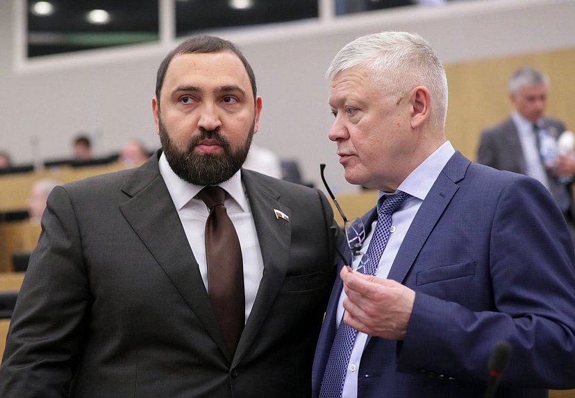 Член Комитета по безопасности и противодействию коррупции Бийсултан Хамзаев и Председатель Комитета Василий Пискарев