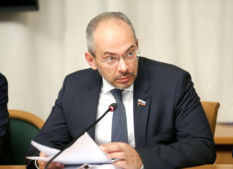 Председатель Комитета по природным ресурсам, собственности и земельным отношениям Николай Николаев