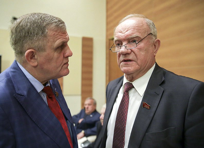 First Deputy Chairman of the Committee on Labor, Social Policy and Veterans' Affairs Nikolai Kolomeitsev and leader of the CPRF faction Gennady Zyuganov