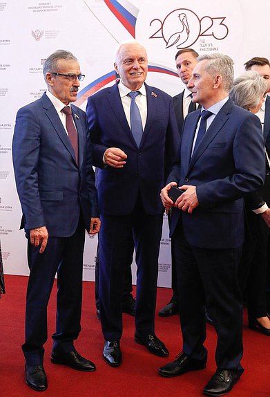 Заместитель Председателя Комитета по просвещению Нурбаганд Нурбагандов и Первый заместитель Председателя Комитета Михаил Берулава