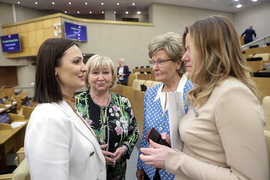 Первый заместитель Председателя Комитета по вопросам семьи, женщин и детей Татьяна Буцкая, заместитель Председателя Комитета Елена Вторыгина и члены Комитета Татьяна Ларионова и Ольга Коробова