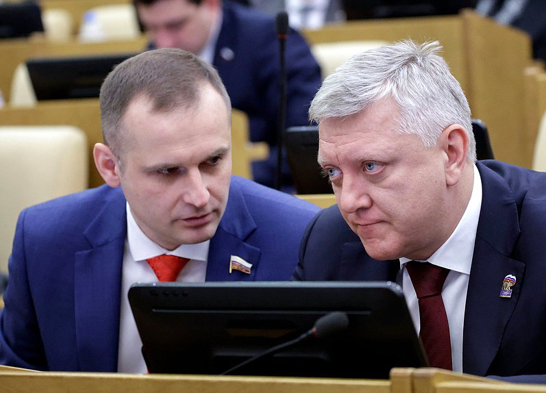 Председатель Комитета по охране здоровья Сергей Леонов и заместитель Председателя Комитета по государственному строительству и законодательству Дмитрий Вяткин