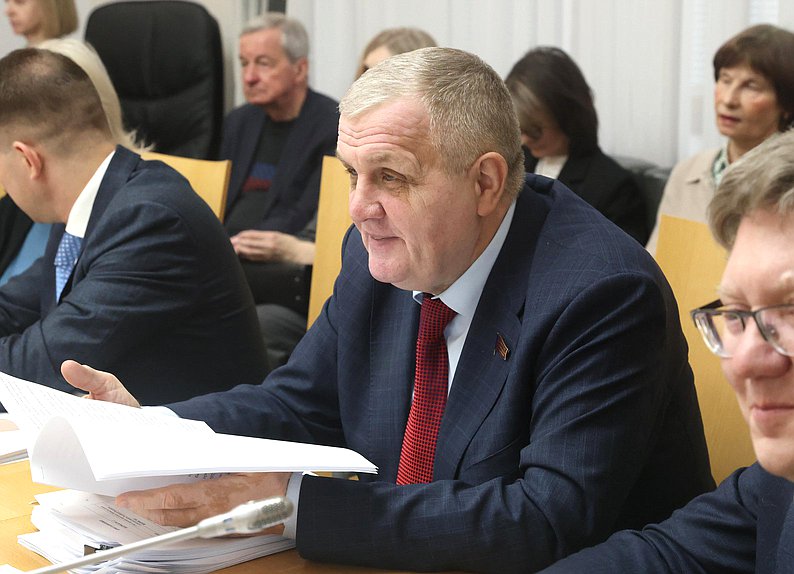 Первый заместитель Председателя Комитета по труду, социальной политике и делам ветеранов Николай Коломейцев