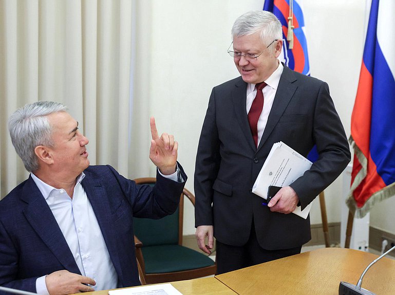 Член Комитета по безопасности и противодействию коррупции Рахим Азимов и Председатель Комитета Василий Пискарев