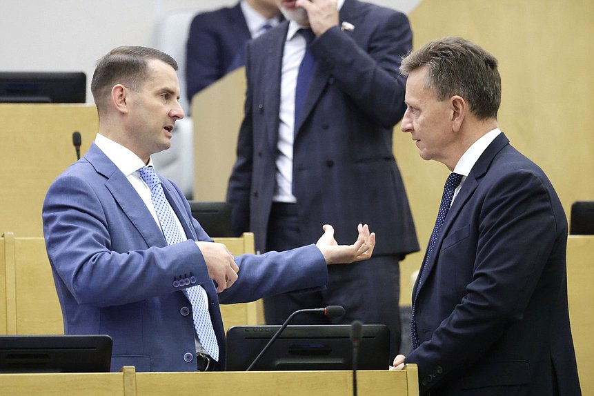 Председатель Комитета по труду, социальной политике и делам ветеранов Ярослав Нилов и Первый заместитель Председателя Комитета по науке и высшему образованию Владимир Сипягин