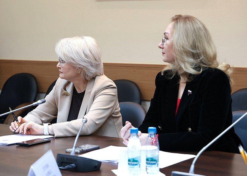 Члены Комитета по просвещению Эльвира Аиткулова и Лариса Тутова