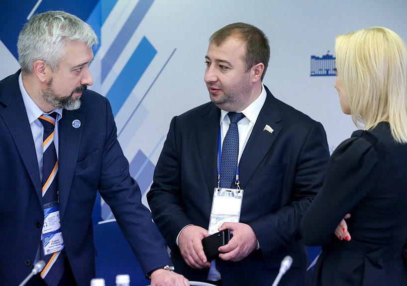 Members of the Committee on International Affairs Rasul Botashev and Evgenii Primakov