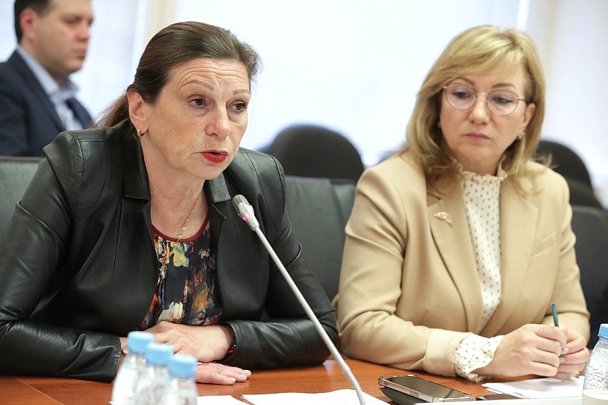 Член Комитета по науке и высшему образованию Ольга Пилипенко и член Комитета по просвещению Лариса Тутова