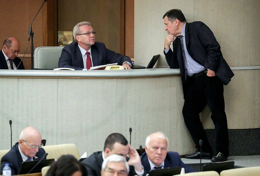 Полномочный представитель Президента РФ в Государственной Думе Гарри Минх и Председатель Комитета по бюджету и налогам Андрей Макаров