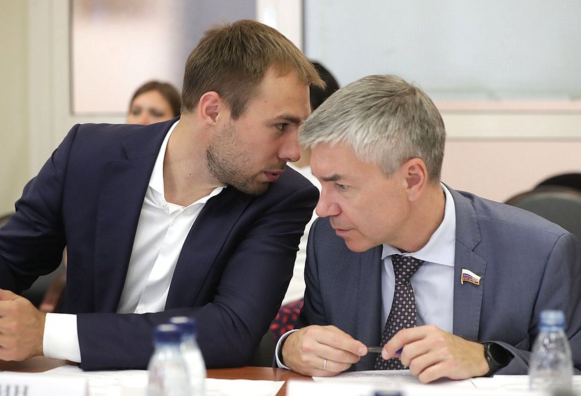 Заместитель Председателя Комитета по физической культуре и спорту Антон Шипулин и член Комитета Евгений Ревенко
