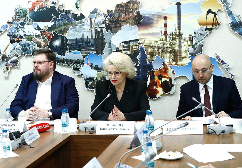 Председатель Комитета по защите семьи, вопросам отцовства, материнства и детства Нина Останина и член Комитета Евгений Марченко