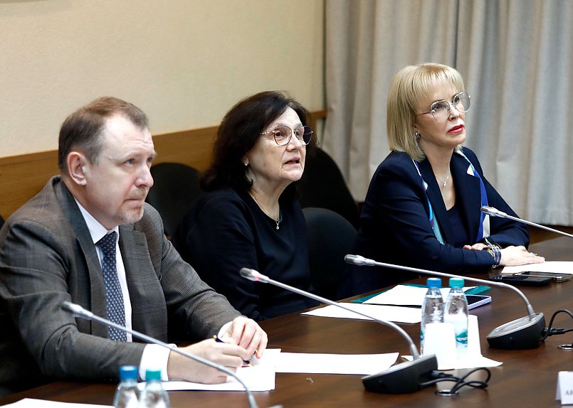 Член Комитета по охране здоровья Римма Утяшева и заместитель Председателя Комитета Татьяна Соломатина