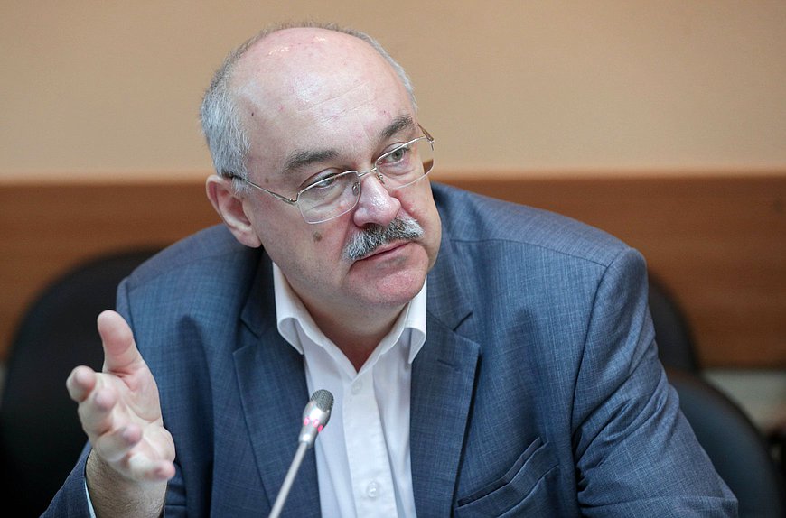 Член Комитета по природным ресурсам, собственности и земельным отношениям Михаил Бугера