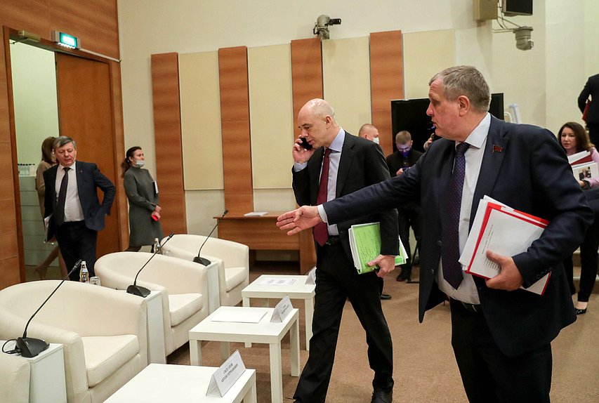 Министр финансов РФ Антон Силуанов и Первый заместитель Председателя Комитета по труду, социальной политике и делам ветеранов Николай Коломейцев