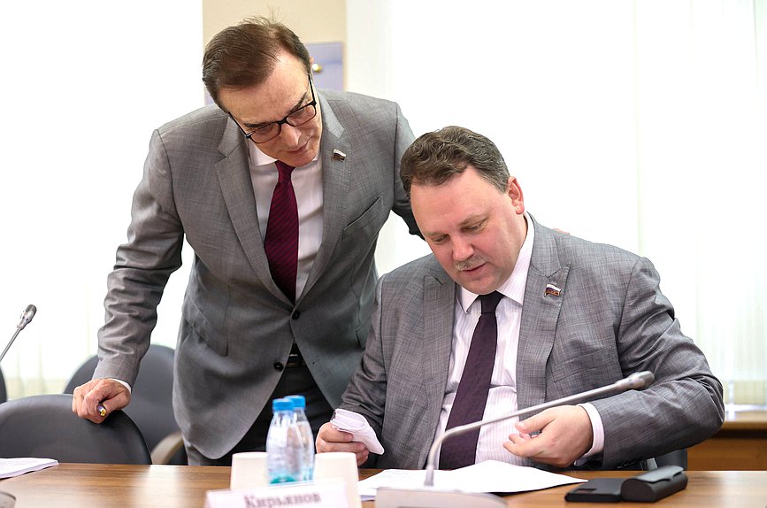 Член Комитета по экономической политике Александр Максимов и заместитель Председателя Комитета Артем Кирьянов