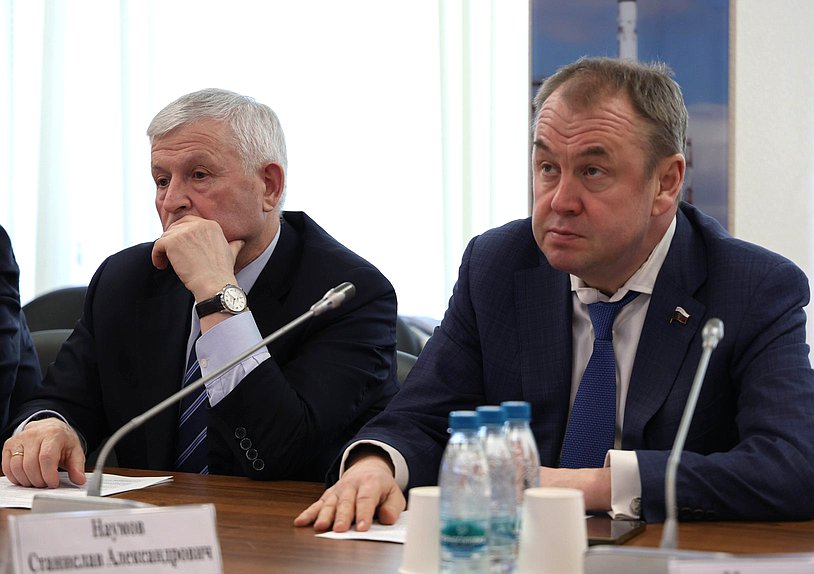 Член Комитета по экономической политике Виктор Кидяев и заместитель Председателя Комитета Станислав Наумов