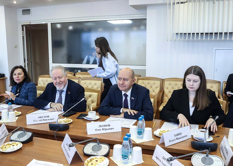 Заместители Председателя Комитета по развитию гражданского общества, вопросам общественных и религиозных объединений Сергей Обухов, Олег Леонов и Ольга Занко