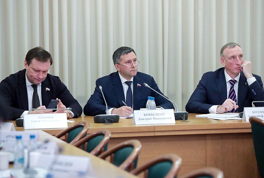 Председатель Комитета по строительству и ЖКХ Сергей Пахомов, Председатель Комитета по экологии, природным ресурсам и охране окружающей среды Дмитрий Кобылкин и Первый заместитель Председателя Комитета по промышленности и торговле Александр Козловский