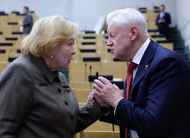 Первый заместитель Председателя Комитета по культуре Елена Драпеко и руководитель фракции "Справедливая Россия" Сергей Миронов