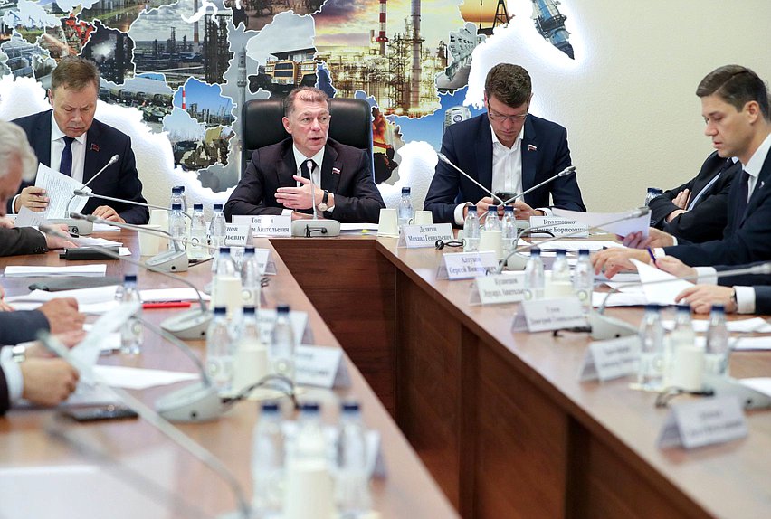 Председатель Комитета по экономической политике Максим Топилин и первые заместители Председателя Комитета по экономической политике Николай Арефьев и Денис Кравченко