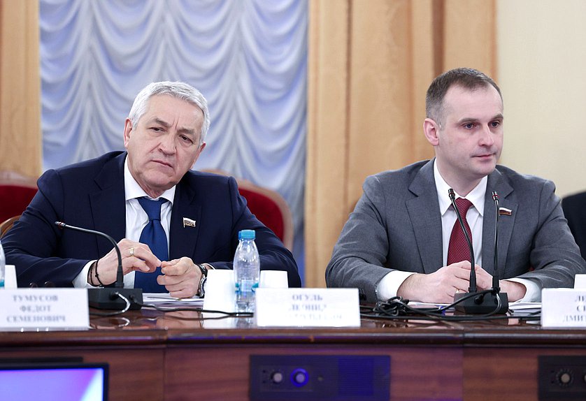 Первый заместитель Председателя Комитета по охране здоровья Леонид Огуль и Председатель Комитета Сергей Леонов