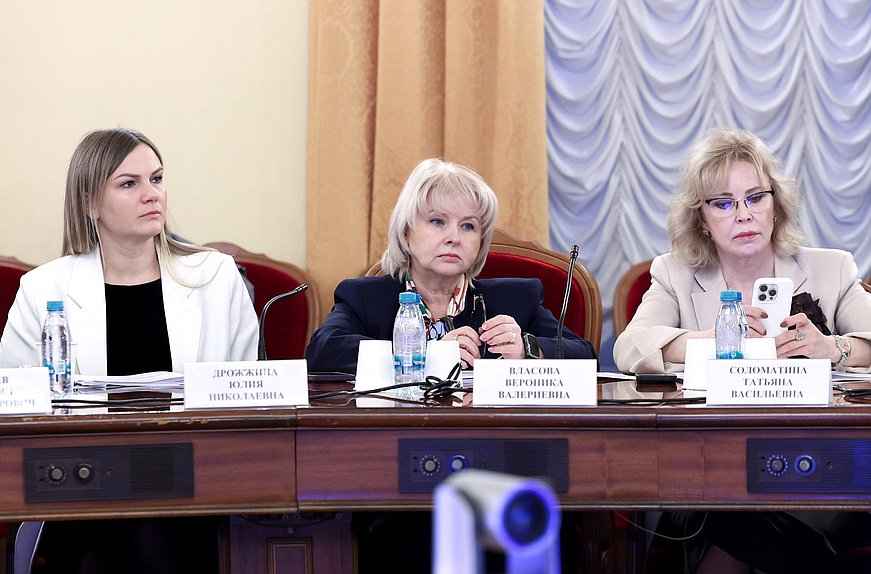 Члены Комитета по охране здоровья Юлия Дрожжина и Вероника Власова и заместитель Председателя Комитета Татьяна Соломатина