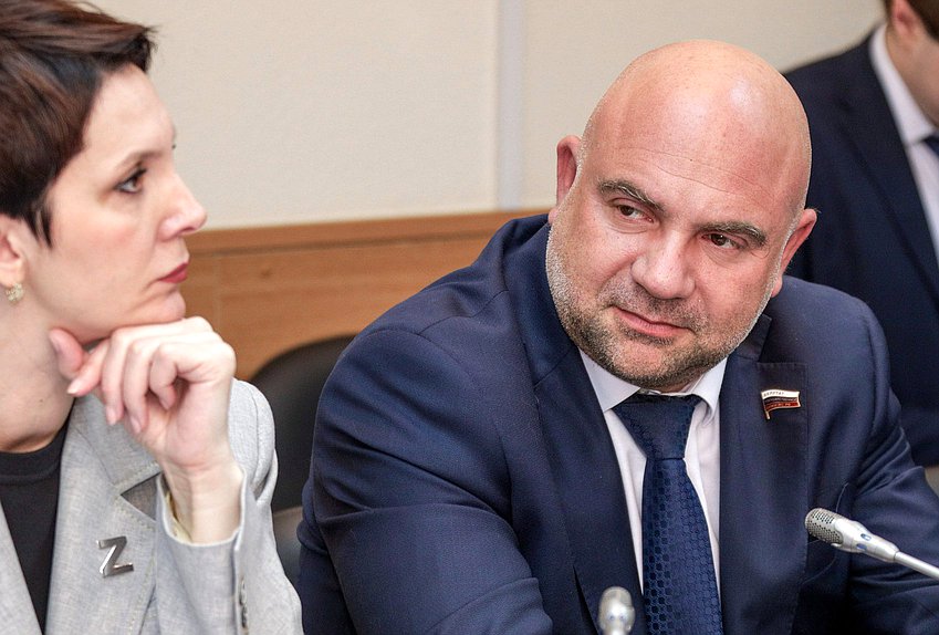 Член Комитета по экологии, природным ресурсам и охране окружающей среды Тимофей Баженов