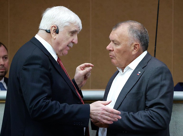 Первый заместитель Председателя Комитета по международным делам Алексей Чепа и Первый заместитель Председателя Комитета по бюджету и налогам Александр Ремезков